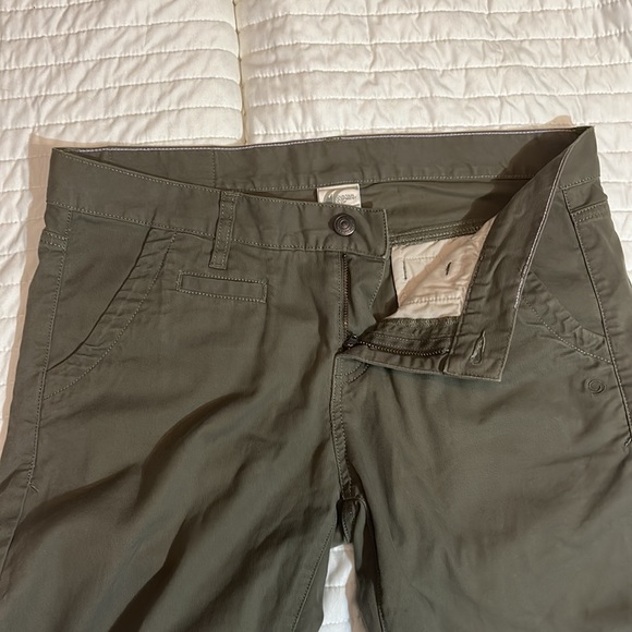 MEC (Mountain Equipment Co-op) Women’s Sage Green Capri Pants Size 10 - Picture 3 of 5